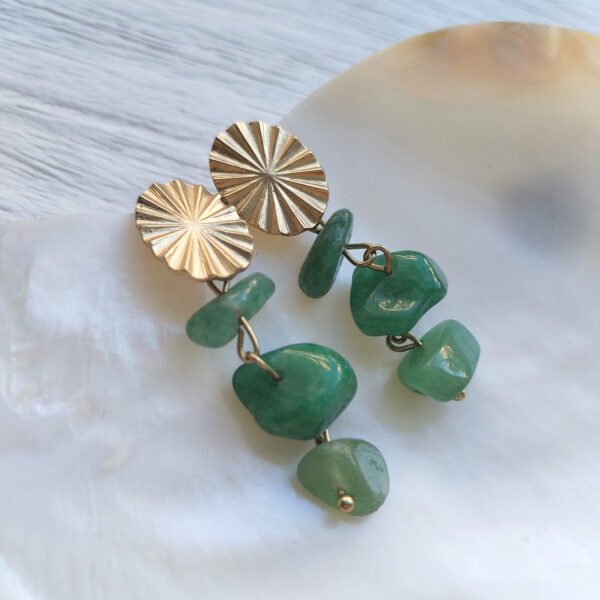 DetPendientes con piedras verdes y detalle dorado de Bettys Dream en Blanc Barcelona Beave - Pendientes con piedras verdes - HOLBAEK