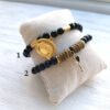 Detalle de las pulseras con bolitas negras y detalles dorados de bettys dream en blanc barcelona Beave - Pulseras con bolitas negras