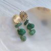 Detalle de los pendientes con piezas verdes de Bettys Dream en Blanc Barcelona Beave - Pendientes con piedras verdes - HOLBAEK