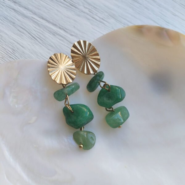 Detalle de los pendientes con piezas verdes de Bettys Dream en Blanc Barcelona Beave - Pendientes con piedras verdes - HOLBAEK