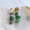 Detalle de los pendientes con piezas verdes y detalle dorado de Bettys Dream en Blanc Barcelona Beave - Pendientes con piedras verdes - HOLBAEK