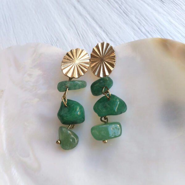 Detalle de los pendientes con piezas verdes y detalle dorado de Bettys Dream en Blanc Barcelona Beave - Pendientes con piedras verdes - HOLBAEK