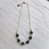 Beave - Collar dorado con piedras verdes - BORNITE