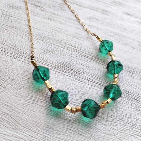 Beave - Collar dorado con piedras verdes - BORNITE
