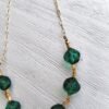 Beave - Collar dorado con piedras verdes - BORNITE