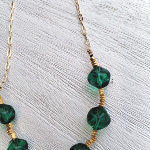 Beave - Collar dorado con piedras verdes - BORNITE