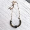Beave - Collar largo tubular con piedra - THALIA