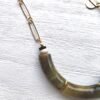 Beave - Collar largo tubular con piedra - THALIA