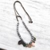 Beave - Collar largo gris con abalorios