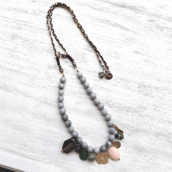 Beave - Collar largo gris con abalorios