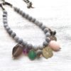 Beave - Collar largo gris con abalorios