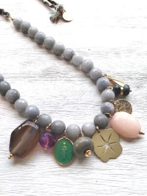 Beave - Collar largo gris con abalorios