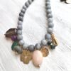 Beave - Collar largo gris con abalorios