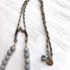 Beave - Collar largo gris con abalorios