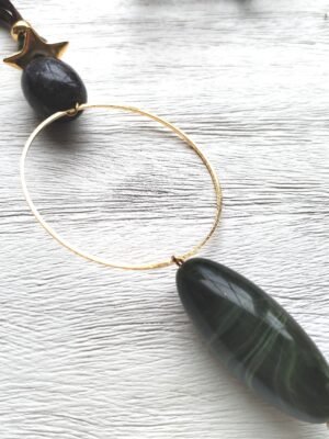 Beave - Collar antelina marrón con pieza verde