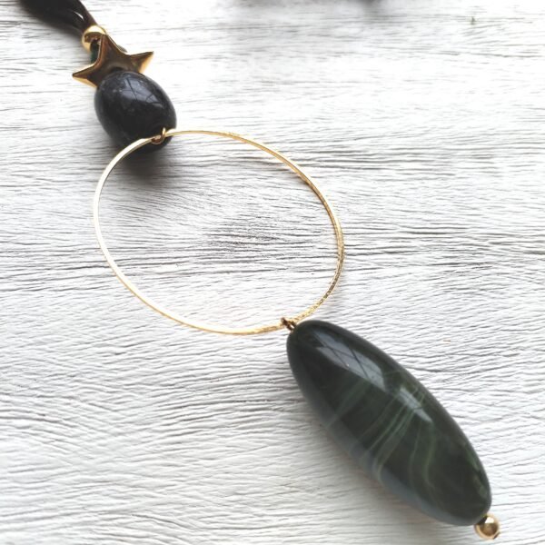 Beave - Collar antelina marrón con pieza verde