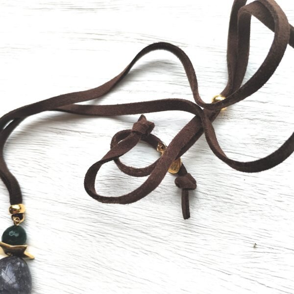 Beave - Collar antelina marrón con pieza verde