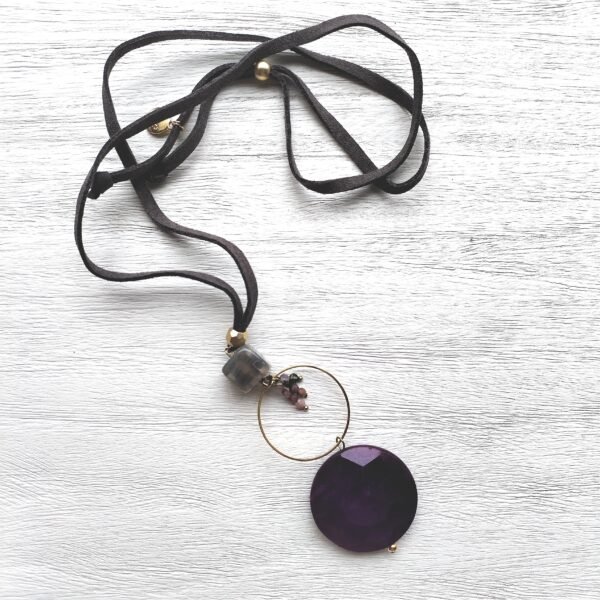 Beave - Collar antelina gris con pieza lila