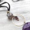 Beave - Collar antelina gris con pieza lila