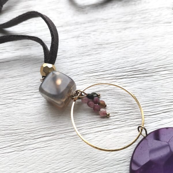 Beave - Collar antelina gris con pieza lila