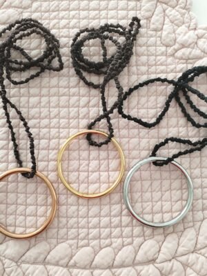 Collar largo con aro de acero chapado oro
