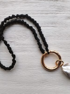 Collar corto con mosquetón y perla cultivada