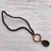 Collar corto con mosquetón y piedra