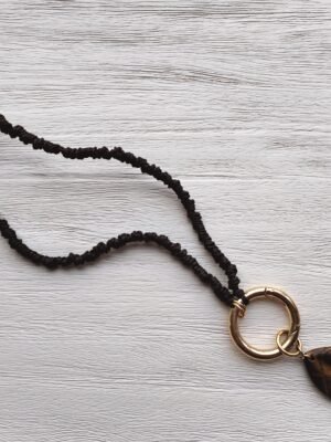 Collar corto con mosquetón y piedra