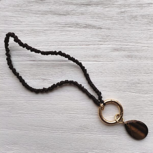 Collar corto con mosquetón y piedra