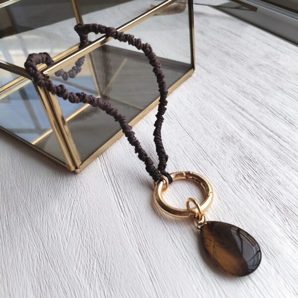Collar corto con mosquetón y piedra