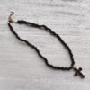 Collar corto con cruz de piedras amatistas