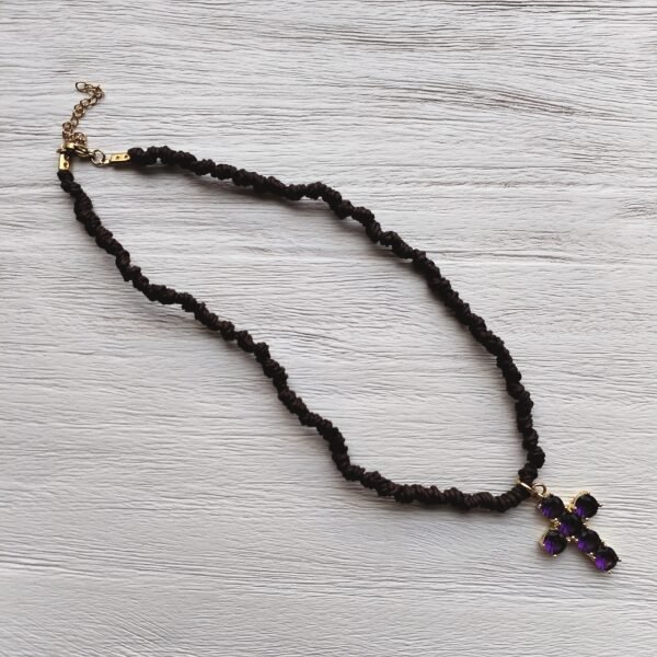 Collar corto con cruz de piedras amatistas