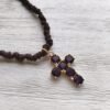 Collar corto con cruz de piedras amatistas