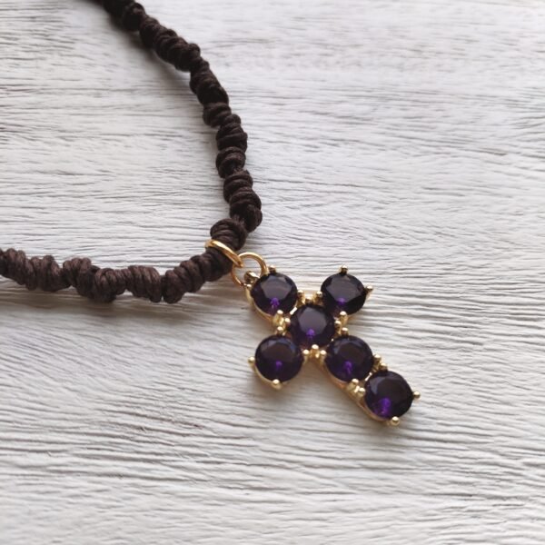 Collar corto con cruz de piedras amatistas