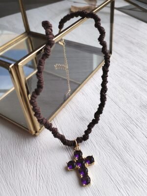 Collar corto con cruz de piedras amatistas