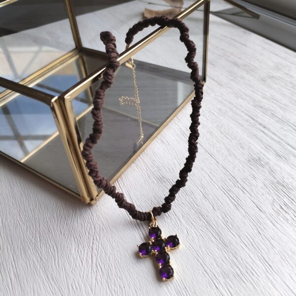 Collar corto con cruz de piedras amatistas