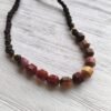 Collar corto con piedras naturales