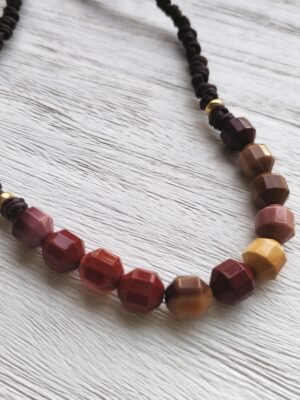 Collar corto con piedras naturales
