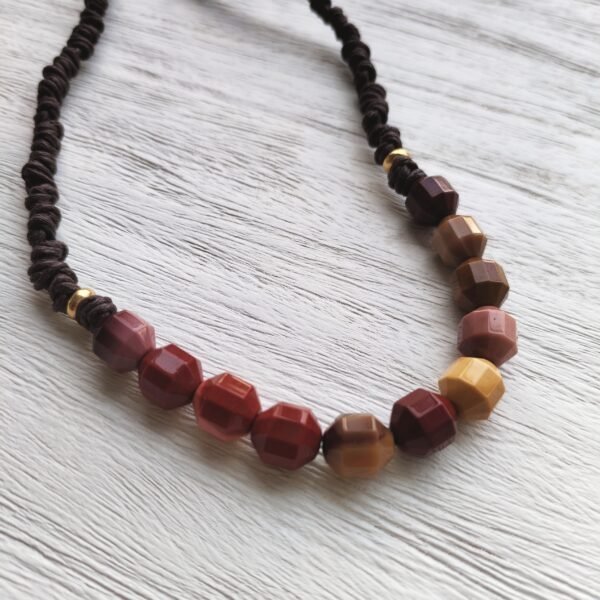 Collar corto con piedras naturales