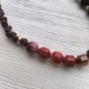 Collar corto con piedras naturales