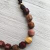 Collar corto con piedras naturales