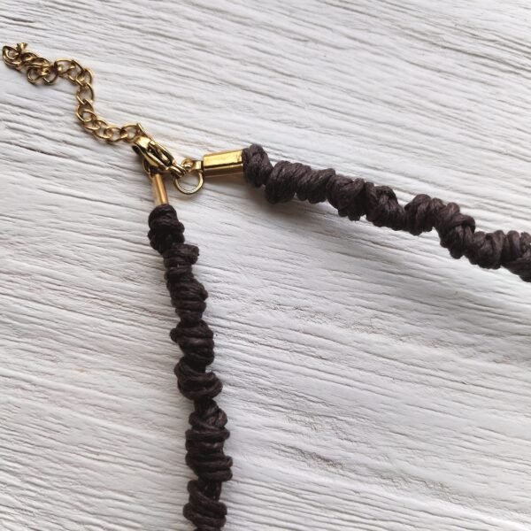 Collar corto con piedras naturales