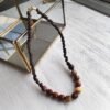 Collar corto con piedras naturales