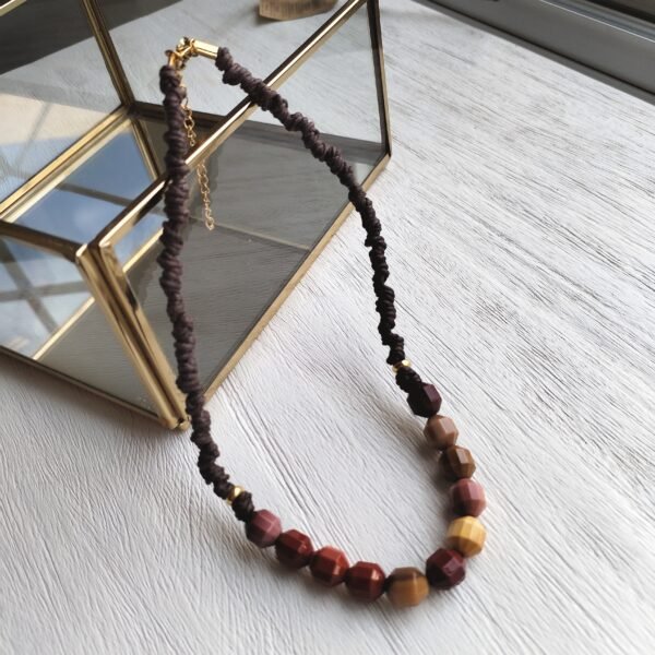 Collar corto con piedras naturales