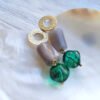 Pendientes con piedra gris y bola de vridrio esmeralda modelo Bornite de bettys dream en Blanc Barcelona Beave - Pendientes con piedra - BORNITE