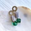 Pendientes con piedra gris y bola de vridrio verde esmeralda modelo Bornite de bettys dream en Blanc Barcelona Beave - Pendientes con piedra - BORNITE