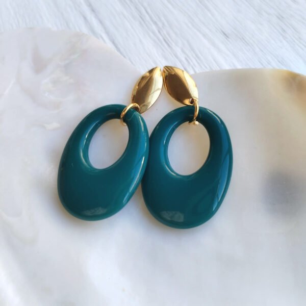 detalle de los pendientes cool en tono verde petroleo de bettys dream en blanc barcelona Beave - Pendientes con pieza petroleo - COOL