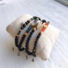 detalles de las pulseras con bolitas pequeñas en color negro de bettys dream en blanc barcelona Beave - Pulseras de bolitas pequeñas negras