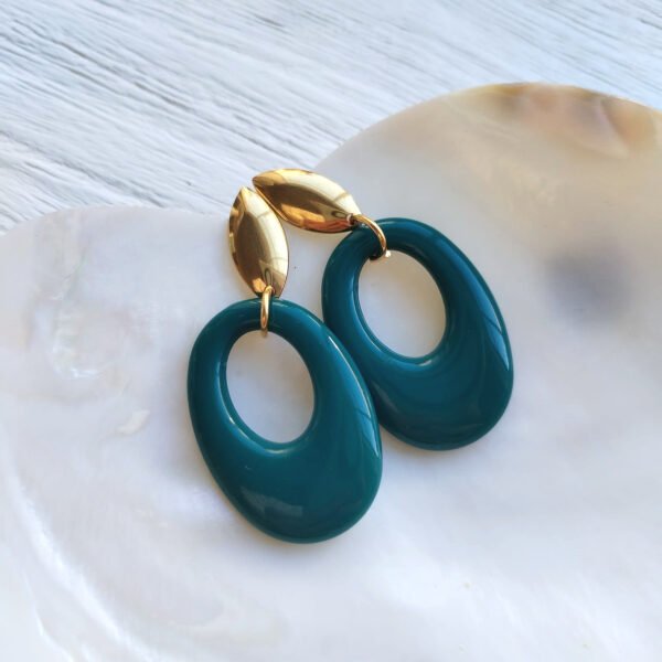 pendientes con detalle dorado y pieza verde petroleo modelo cool de bettys dream en blanc barcelona Beave - Pendientes con pieza petroleo - COOL